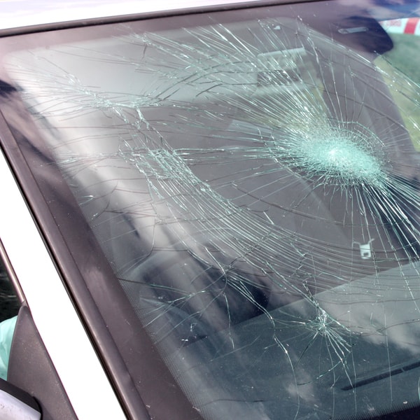 which auto glass replacement company to call and how much does it cost to fix windshield 